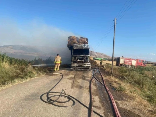 Hatay&rsquo;da saman balyası y&uuml;kl&uuml; tır alevlere teslim oldu
