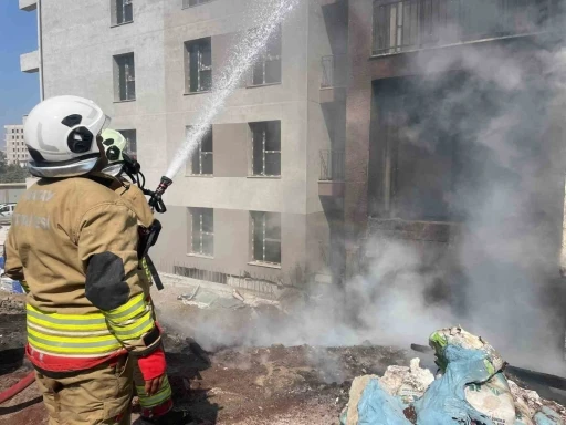 Hatay’da şantiye yangını büyümeden söndürüldü
