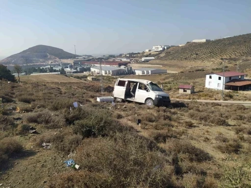 Hatay’da şarampole devrilen minibüsün sürücüsü yaralandı
