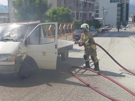 Hatay&rsquo;da seyir halindeki kamyonet alevlere teslim oldu
