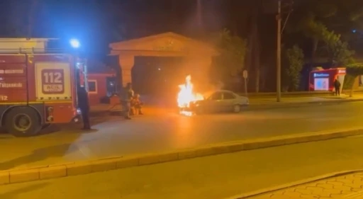 Hatay&rsquo;da seyir halindeki otomobil alevlere teslim oldu
