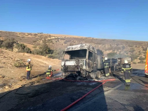 Hatay’da seyir halindeki tır alev alev yandı
