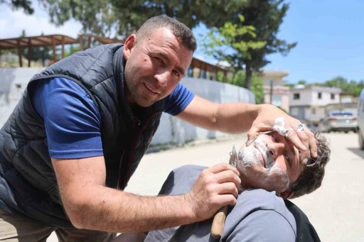 Hatay&rsquo;da &uuml;rettiği bı&ccedil;akların keskinliği g&ouml;stermek i&ccedil;in insanları tıraş ediyor

