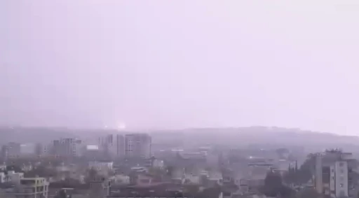 Hatay’da yıldırımın düşme anı kameraya yansıdı
