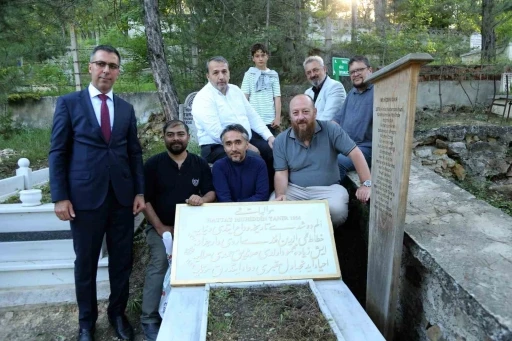 Hattat Muhittin Tanır&rsquo;a vefa: 70 yıl sonra ta&rsquo;lik hatla yazılan mezar taşı dualarla kabrine konuldu
