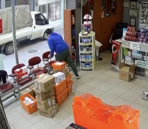 Hava almak için dışarı çıkan eczacının üzerine atladı: &quot;Çıplak sandım&quot;
