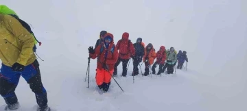 Hava muhalefeti Rus dağcıların zirve yapmasına izin vermedi
