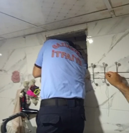 Havalandırma boşluğunda mahsur kalan g&uuml;vercini itfaiye kurtardı
