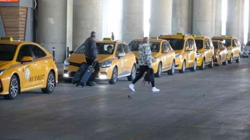 Havalimanı taksicileri, korsandan şikayet&ccedil;i
