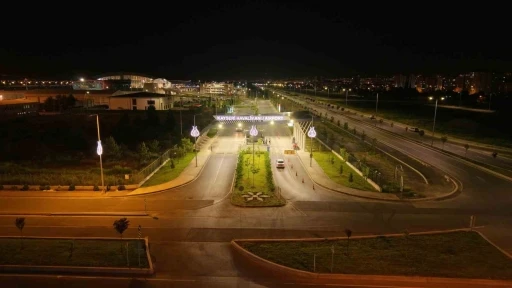 Havalimanı yolu geceleri renkli g&ouml;r&uuml;n&uuml;me kavuşuyor
