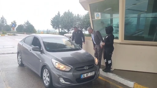 Havalimanında yolcu ve yakınları şeker ve kolonya ile karşılandı
