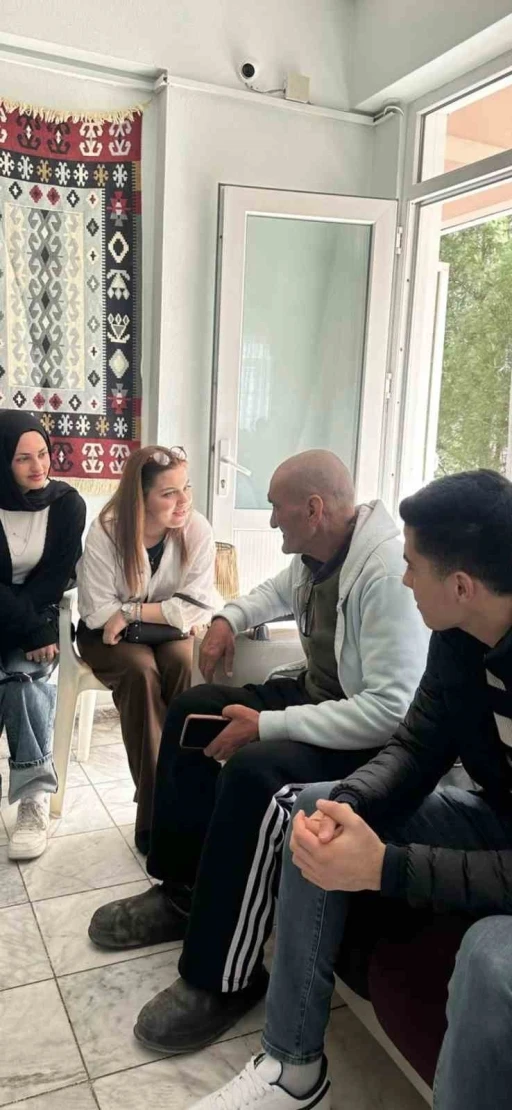Havran’da üniversiteliler huzurevini ziyaret etti
