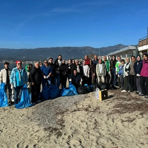 Havran MYO &ouml;ğrencilerinden Ak&ccedil;ay sahilinde &ccedil;evre temizliği
