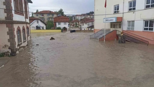 Havza&rsquo;yı sel vurdu: İş yerlerini su bastı, ara&ccedil;lar s&uuml;r&uuml;klendi
