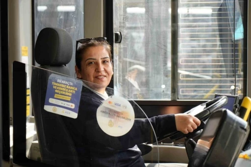 Hayaliydi, başardı: Şehrin ilk kadın otob&uuml;s şof&ouml;r&uuml; oldu
