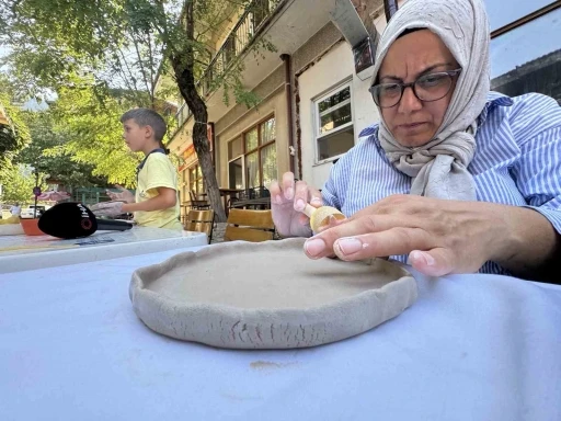 Hayallerini ata toprağında açtığı seramik atölyesiyle gerçekleştirdi

