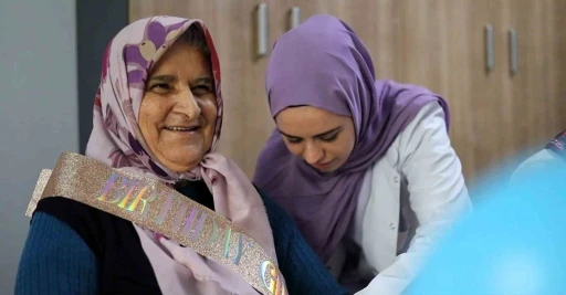 Hayatındaki ilk doğum g&uuml;n&uuml;n&uuml; 77 yaşında kutladı
