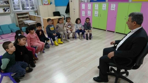 Hayatını g&ouml;rme engelli eşine adadı
