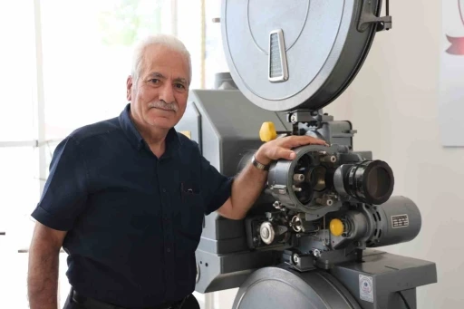 Hayatını &ouml;ğrencilere adadı, fak&uuml;lteye iletişim m&uuml;zesi kurdu