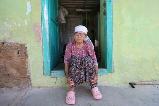 Hayatta kimsesi kalmayan &Uuml;mm&uuml; nine yıllardır tuvalet ve banyoya hasret yaşıyor
