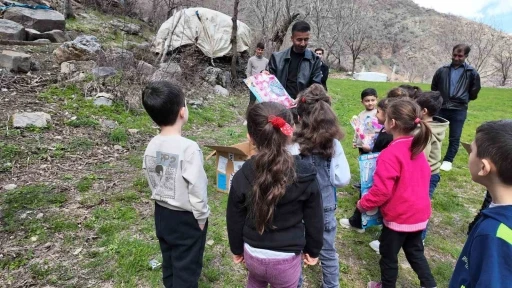 Hayırsever polisten binlerce &ouml;ğrenciye anlamlı destek
