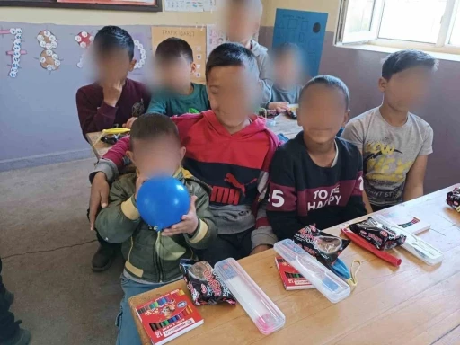 Hayırseverlerden Suvaran k&ouml;y&uuml; &ouml;ğrencilerine kırtasiye desteği
