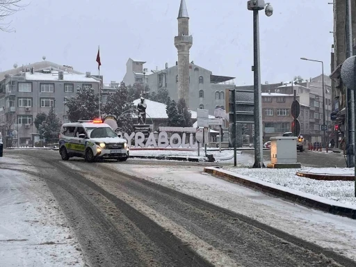 Hayrabolu&rsquo;da kar yağışı etkisini artırdı: Taşımalı eğitime 1 g&uuml;n ara verildi
