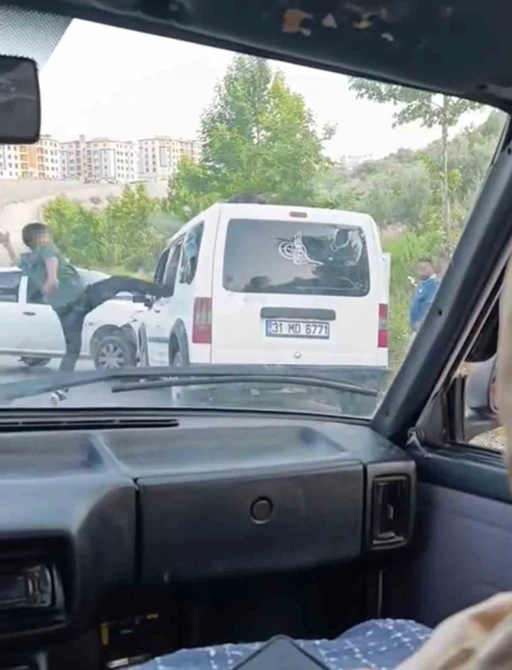 Hayrete düşüren görüntü: Kaza yaptıkları araçtakilere korku dolu anlar yaşattılar
