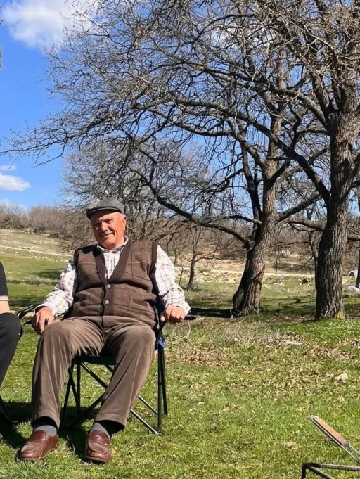 Hayvanlarını otlatırken &uuml;st&uuml;ne yıldırım d&uuml;şen adam hayatını kaybetti
