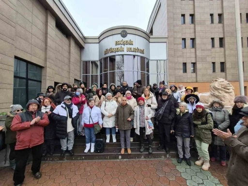 Hayvanseverler, Eskişehir B&uuml;y&uuml;kşehir Belediyesi&rsquo;nin &ouml;n&uuml;nde eylem yaptı
