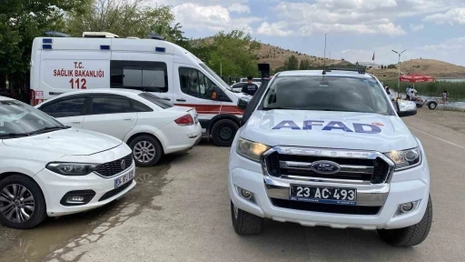 Hazar G&ouml;l&uuml;&rsquo;nde gezi teknesi battı: 7 kişi kurtarıldı
