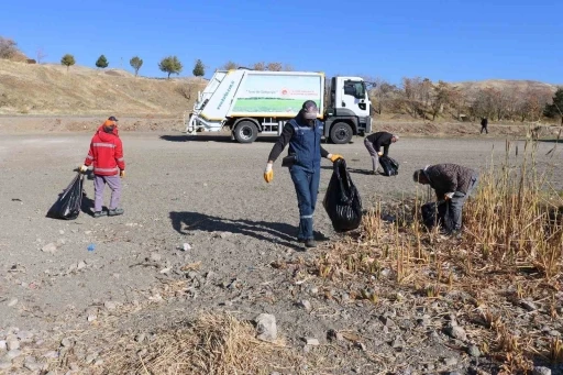 Hazar Gölü’nde temizlik çalışması

