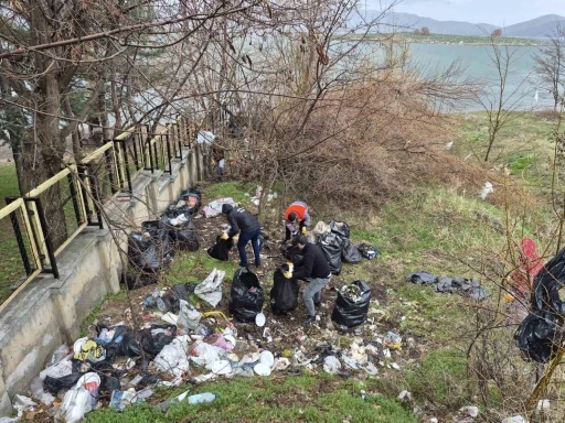 Hazar G&ouml;l&uuml; sahilindeki kirliliğe m&uuml;dahale: 10 ton &ccedil;&ouml;p toplandı
