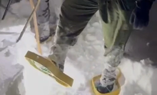 Hedik giyen k&ouml;yl&uuml;lerin karda zorlu m&uuml;cadelesi
