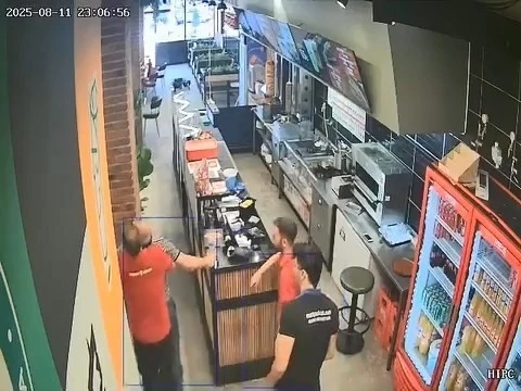Heimlich manevrası ile müşterisinin hayatını kurtardı
