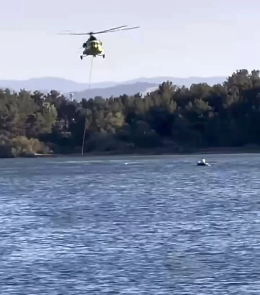Helikopter ile kayık gölette karşılaştı
