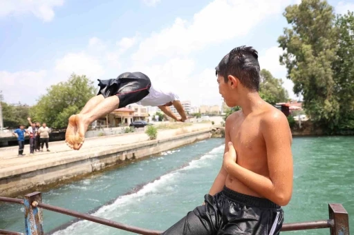 Hem canlarını hi&ccedil;e sayıyorlar, hem de başkalarına kanalda y&uuml;zme &ouml;ğretiyorlar
