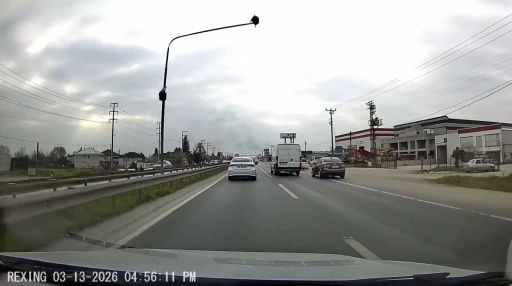 Hem kendi canını hem de diğer s&uuml;r&uuml;c&uuml;lerin canını tehlikeye attı: O anlar ara&ccedil; kamerasına yansıdı

