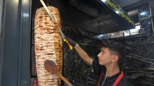 Hem okuyor hem döner kesiyor
