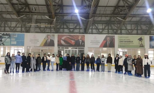 Hem okuyorlar hem buz pateni öğreniyorlar
