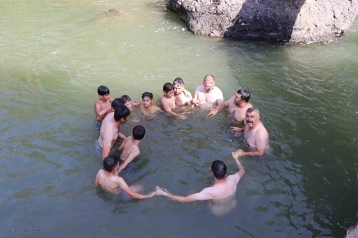 Hem serinliyor hem de eğleniyorlar
