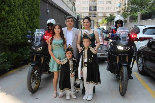 Hem teşkilat gururunu hem baba sevincini bir arada yaşadı
