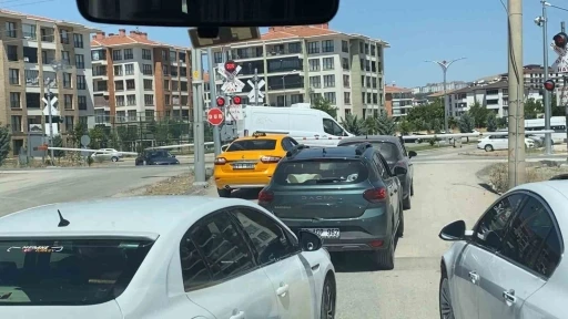 Hemzemin ge&ccedil;itte ara&ccedil;ların tehlikeli ge&ccedil;işleri kameraya yansıdı
