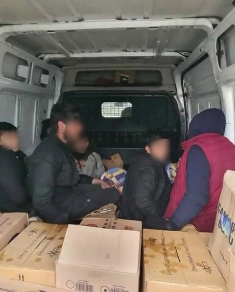 Hendek&rsquo;te minib&uuml;s kasasındaki g&ouml;&ccedil;menleri polis yakaladı
