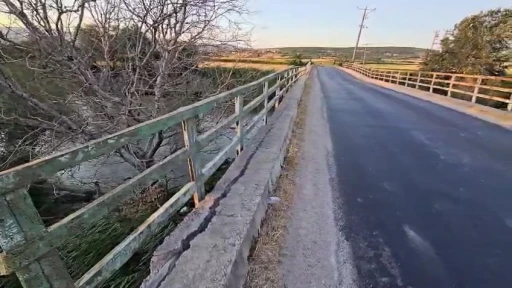 Her araç geçtiğinde beşik gibi sallanıyor
