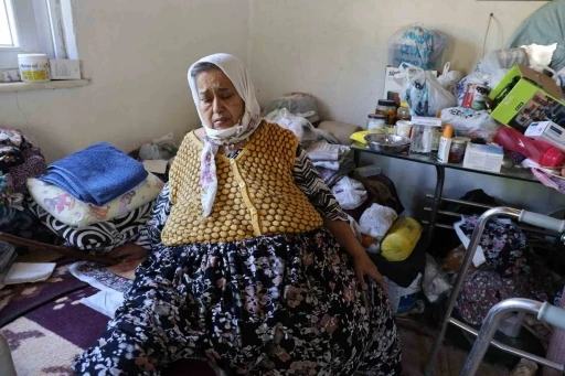 Her ge&ccedil;en g&uuml;n karnı b&uuml;y&uuml;yen &ccedil;aresiz kadın 170 kiloya ulaştı, artık hareket edemiyor
