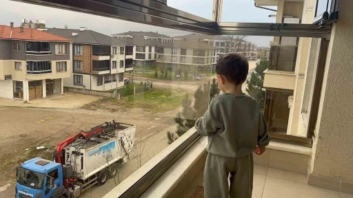 Her g&uuml;n &ccedil;&ouml;p kamyonunu bekleyen minik Arda&rsquo;ya s&uuml;rpriz
