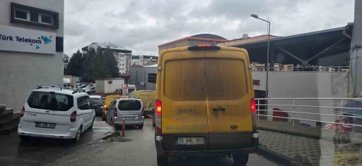 Her sabah trafiği fel&ccedil; eden PTT kargo ara&ccedil;ları s&uuml;r&uuml;c&uuml;leri &ccedil;ileden &ccedil;ıkarıyor
