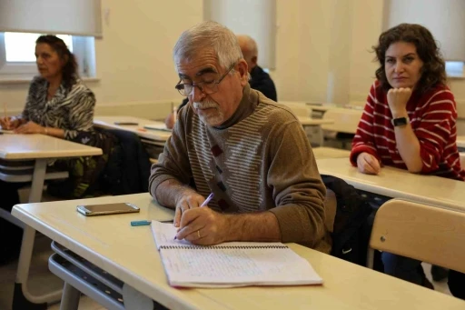 Her yaştan Aydınlı, İngilizce öğreniyor
