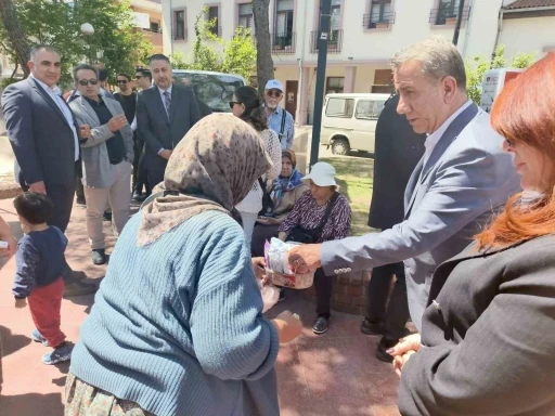 Herkes belediye başkanı olarak,işportacı teyze ise  m&uuml;şteri olarak g&ouml;rd&uuml;
